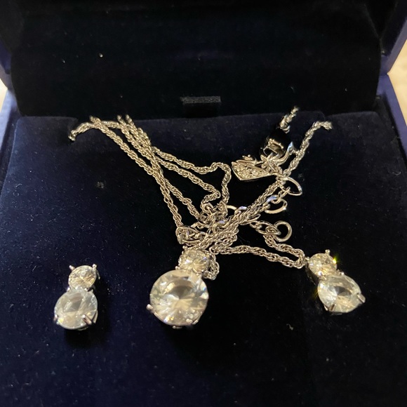Swarovski new earrings and necklace set with original box - Picture 3 of 4